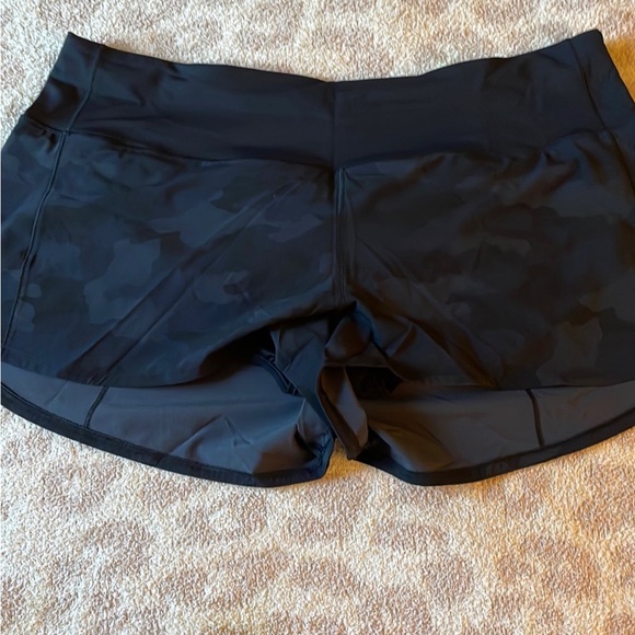 Lululemon shorts size 18 - Picture 3 of 4
